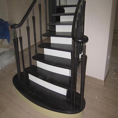 Бетонная лестница в коттедж